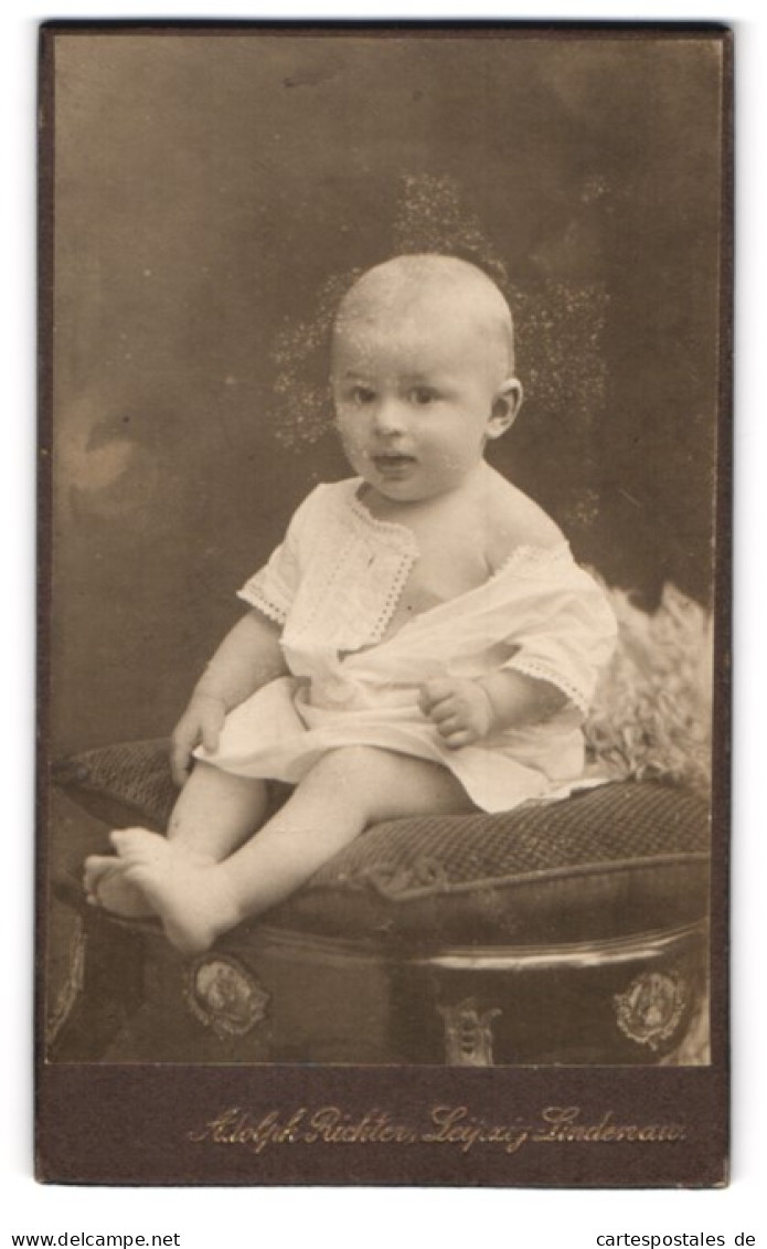 Fotografie Adolph Richter, Leipzig-Lindenau, Merseburger Str. 61 Niedliches Baby Auf Einem Kissen  - Anonymous Persons