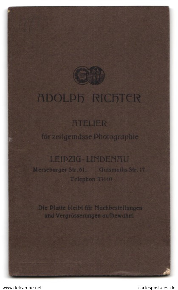 Fotografie Adolph Richter, Leipzig-Lindenau, Merseburger Str. 61 Niedliches Baby Auf Einem Kissen  - Personnes Anonymes