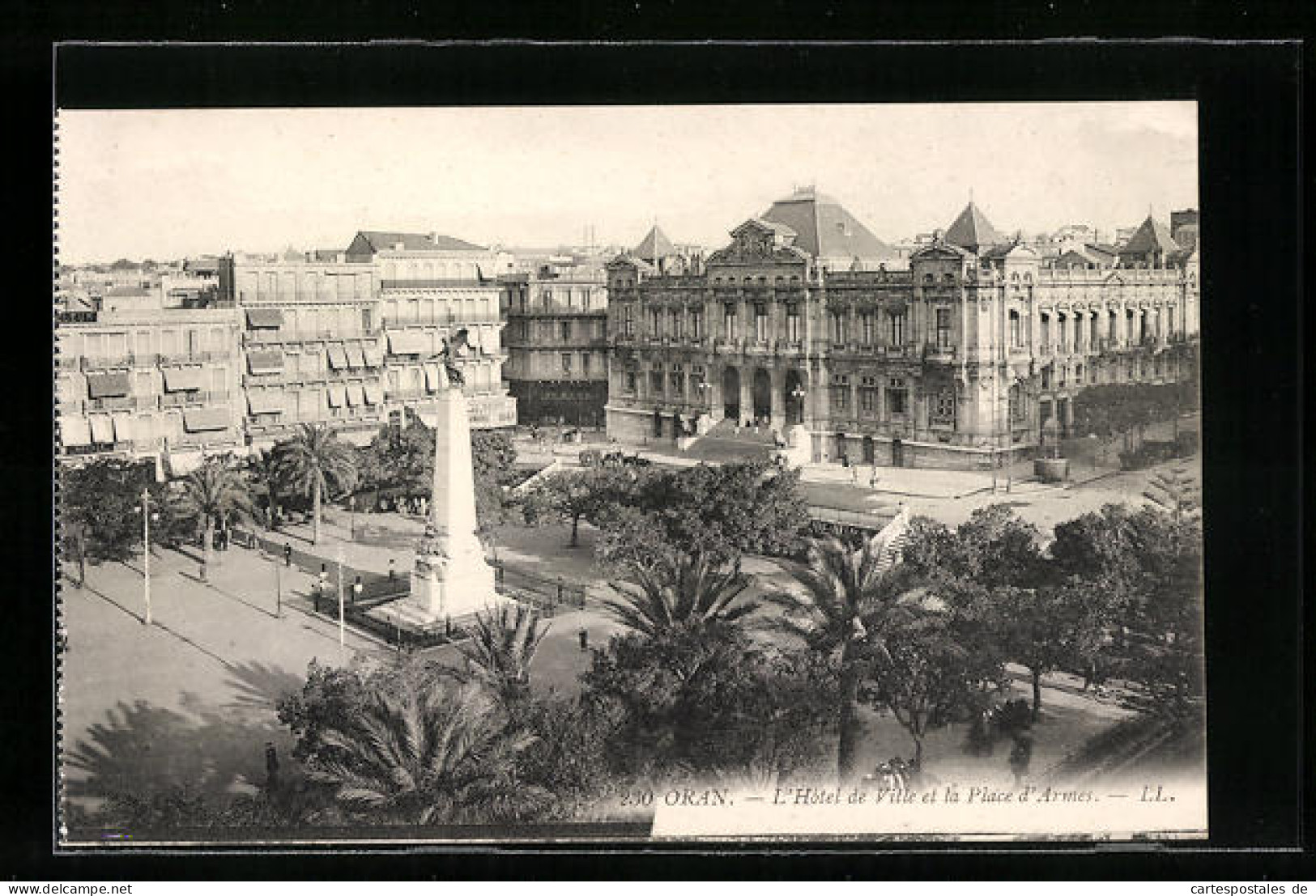 CPA Oran, L`Hôtel De Ville Et La Place D`Armes  - Oran