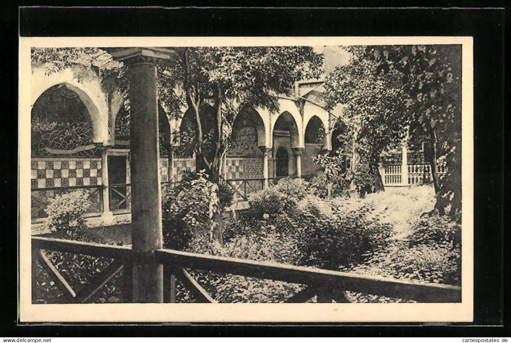 CPA Constantine, Jardin Dans L`ancien Palais Du Bey  - Alger