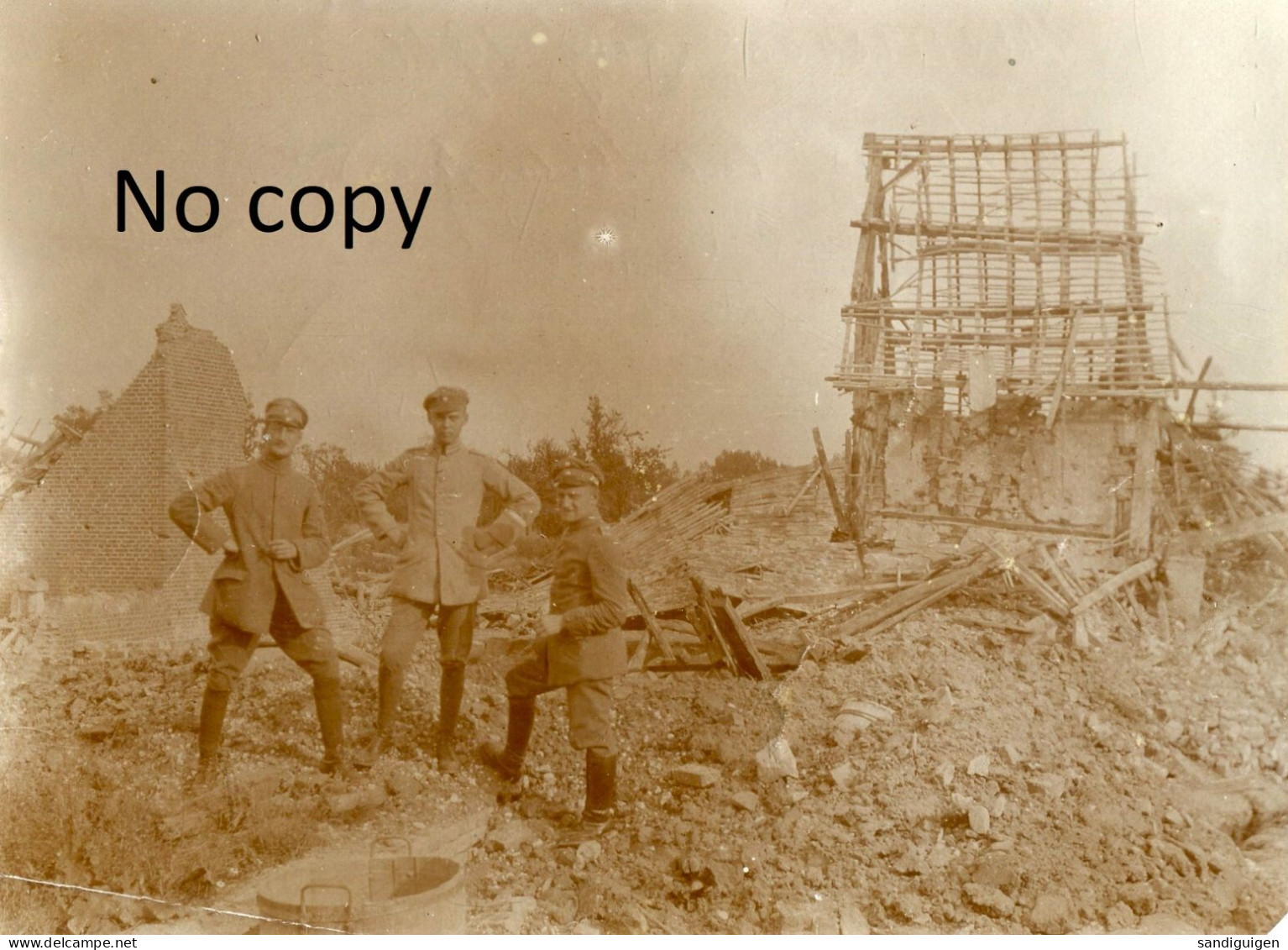 PHOTO ALLEMANDE - OFFICIERS DANS LES RUINES DE FRESNIERES PRES DE LASSIGNY OISE GUERRE 1914 1918 - Guerre, Militaire