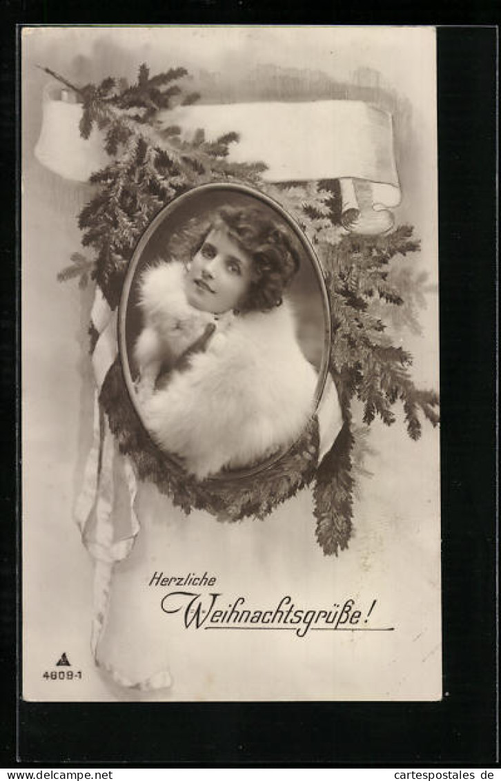 Foto-AK Photochemie Berlin Nr. 4609-1: Herzliche Weihnachtsgrüsse, Frau Im Weissen Pelzmantel Von Nadelzweigen Umgeben  - Fotografie