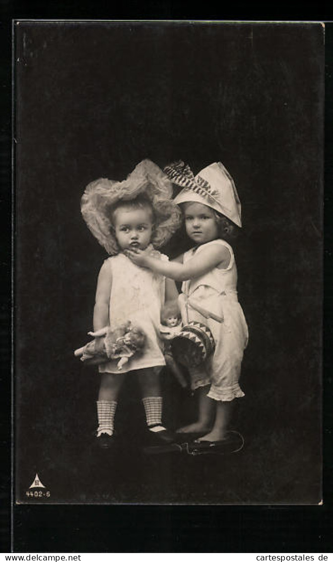 Foto-AK Photochemie Berlin Nr. 4402-6: Kleinkinder Mit Ihrem Spielzeug, Feder Am Hut  - Photographie