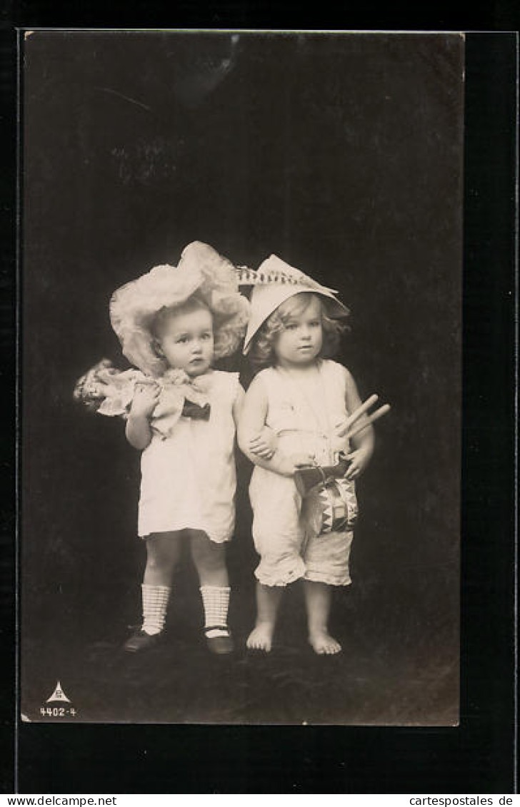 Foto-AK Photochemie Berlin Nr. 4402-4: Kleinkinder Mit Ihrem Spielzeug, Feder Am Hut, Trommel Und Puppe  - Photographie