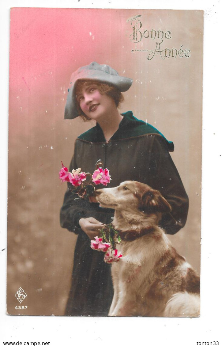 CPA COLORISEE FETES - BONNE ANNEE - Belle Femme Au Chapeau  Et Son Chien   - TOUL 7 - - Neujahr