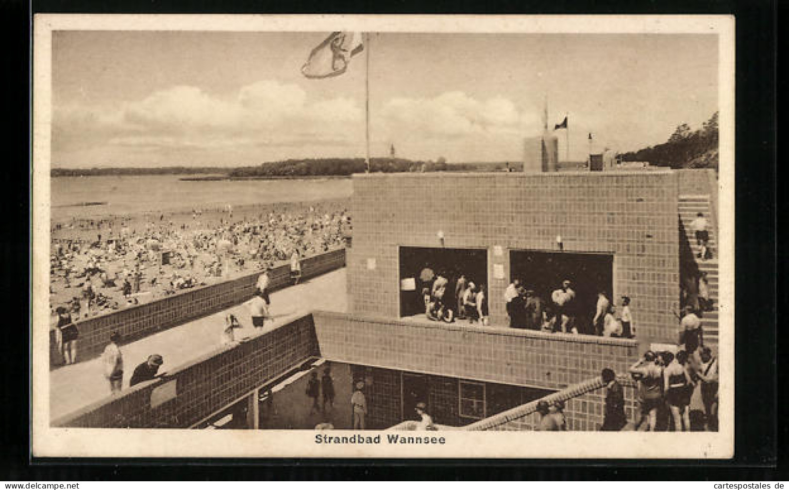 AK Berlin-Wannsee, Besucher Im Strandbad Mit Blick über Den See  - Wannsee