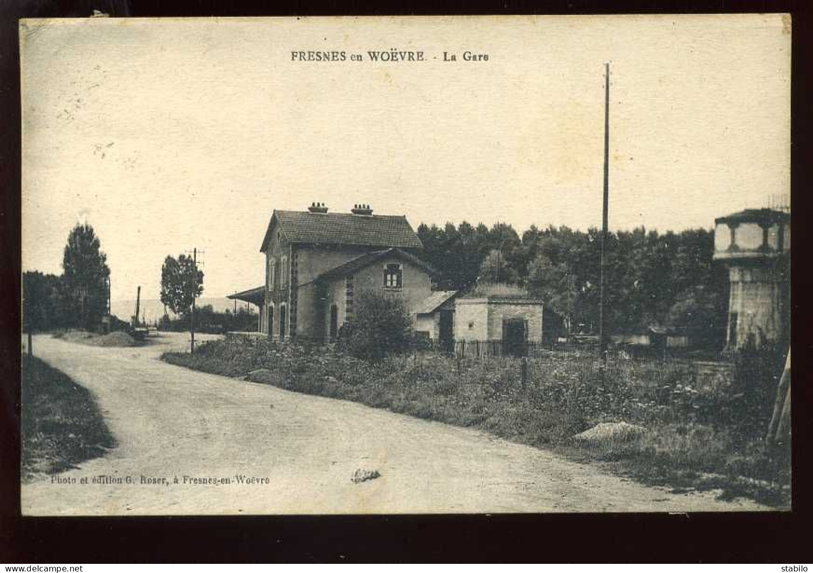 55 - FRESNES-EN-WOEVRE - LA GARE DU CHEMIN DE FER - PHOTOGRAPHIE ET EDITION G. ROSER - Sonstige & Ohne Zuordnung