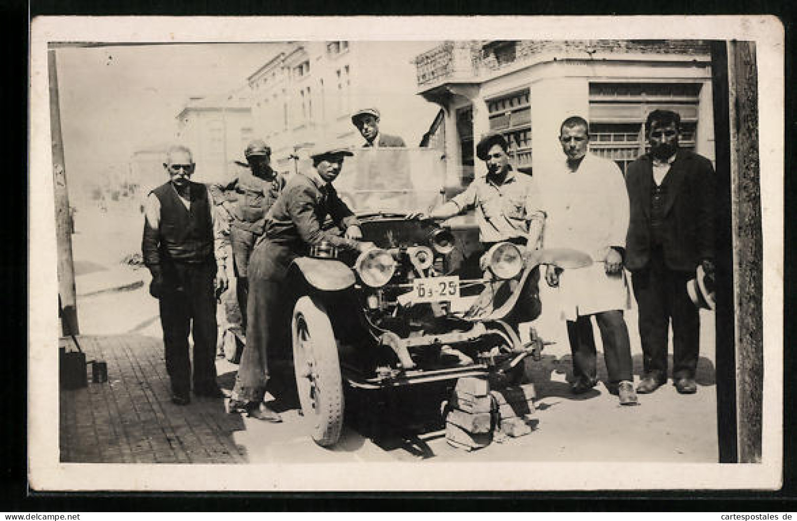 Foto-AK Auto Mit Offener Motorhaube Und Menschen Daneben, 63-25  - Voitures De Tourisme