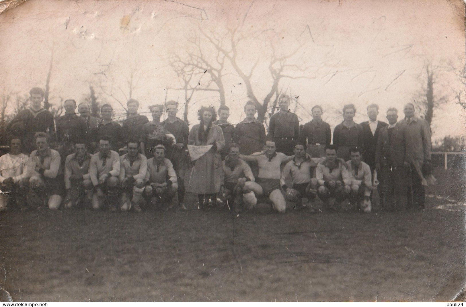 CARTE PHOTO EQUIPES DE FOOTBALL BERGERAC  EN DORDOGNE  VOIR  FANION  FEMME DU MILIEU - Andere & Zonder Classificatie