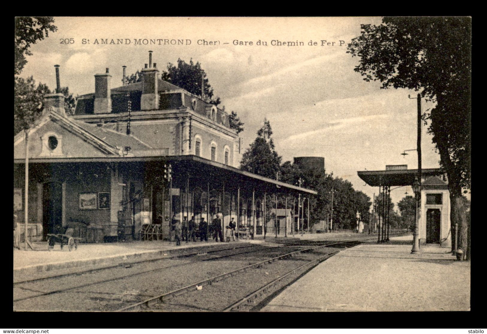 18 - ST-AMAND-MONTROND - LES QUAIS  DE LA GARE DE CHEMIN DE FER - Saint-Amand-Montrond