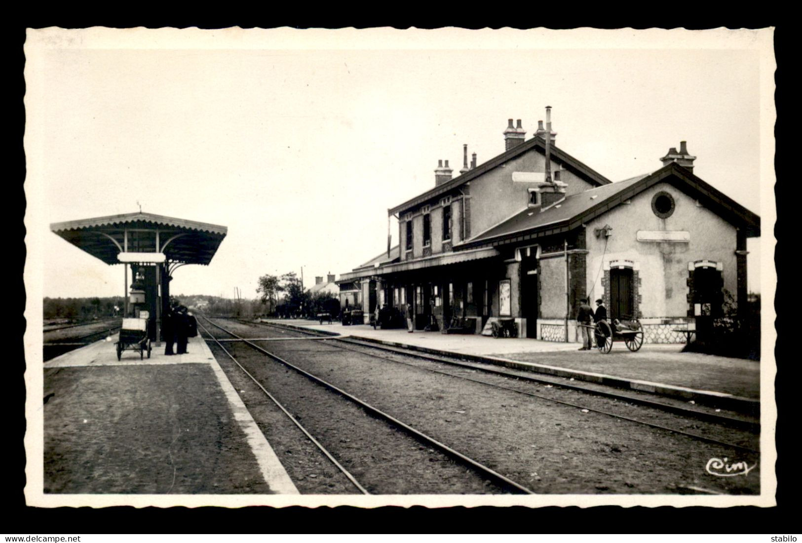 18 - ARGENT-SUR-SAULDRE - LES QUAIS DE LA GARE DE CHEMIN DE FER - Argent-sur-Sauldre