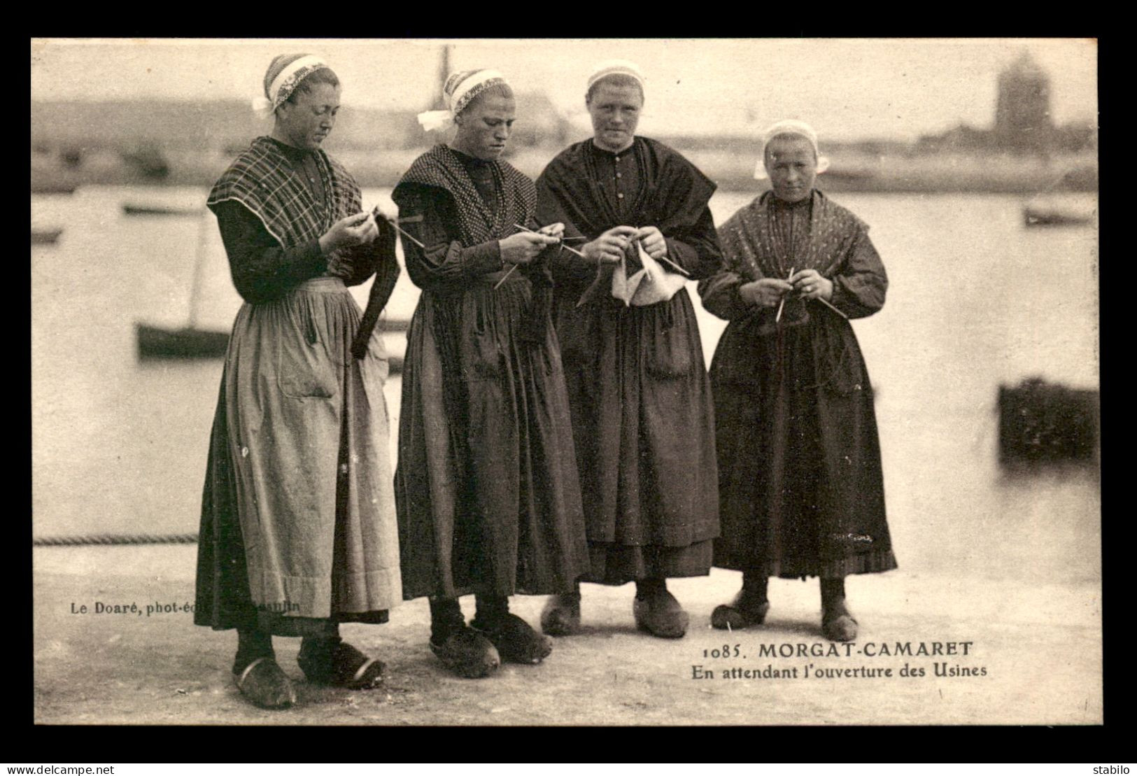 29 - MORGAT-CAMARET - FEMMES AU TRICOT EN ATTENDANT L'OUVERTURE DES USINES - Camaret-sur-Mer