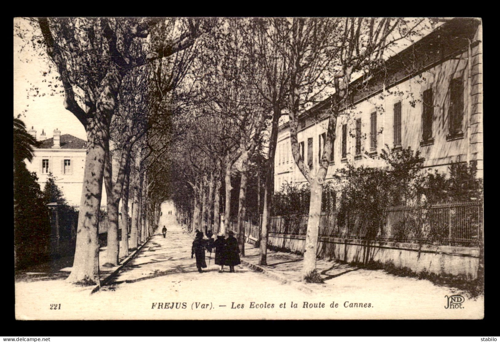 83 - FREJUS - LES ECOLES ET LA ROUTE DE CANNES - Frejus