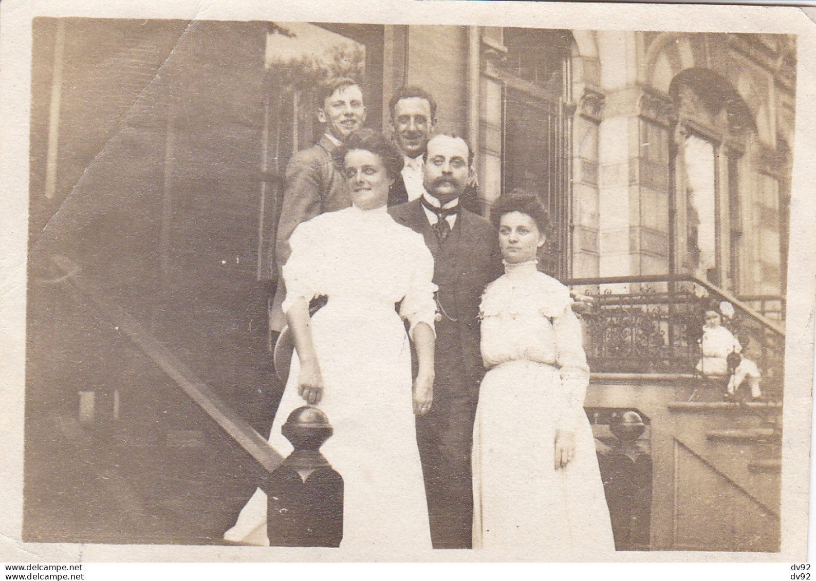 FAMILLE GRANDS BOURGEOIS SUR PERRON DE VILLA - Antiche (ante 1900)