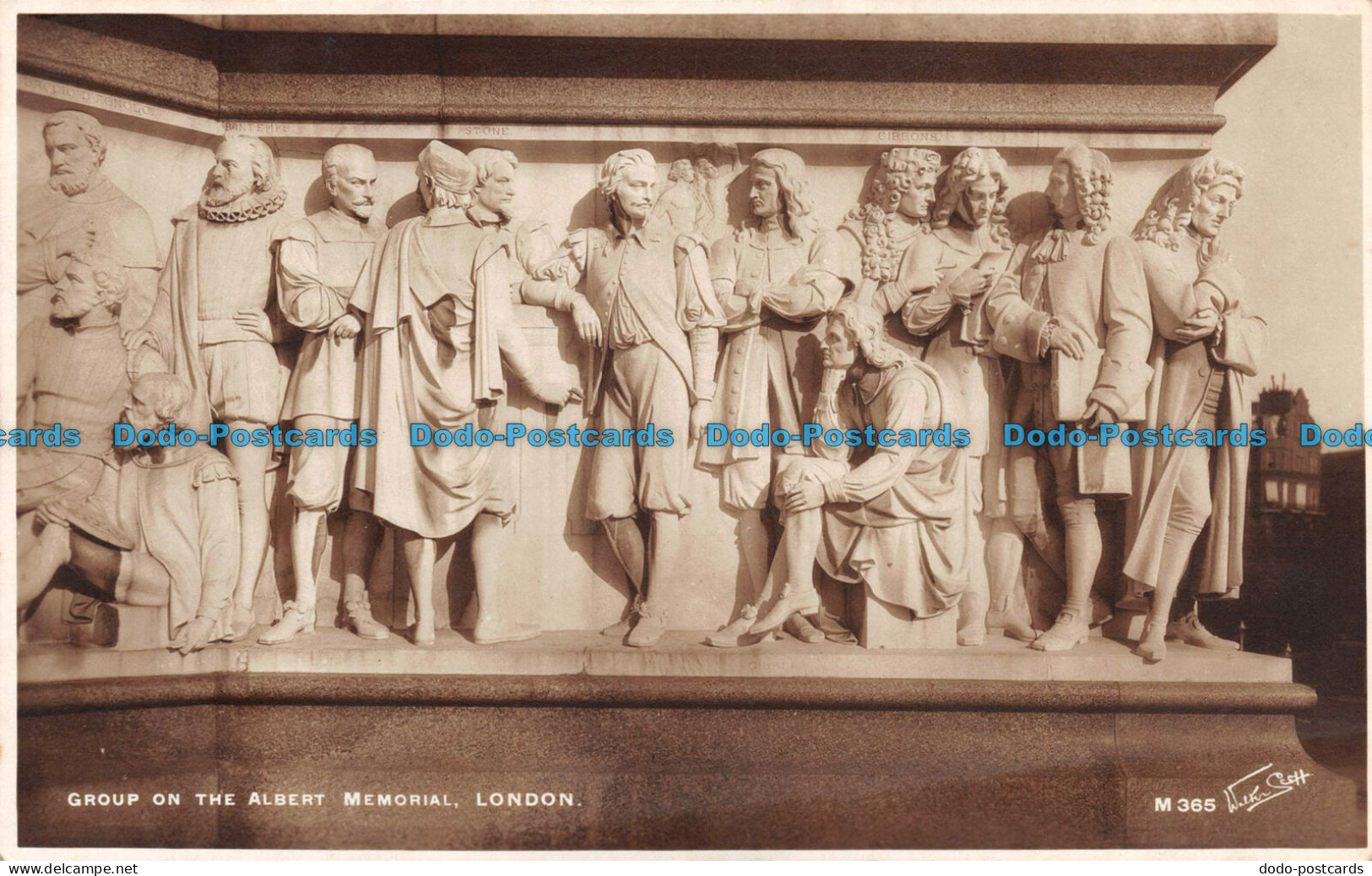 R104219 Group On The Albert Memorial. London. Walter Scott. RP - Autres & Non Classés