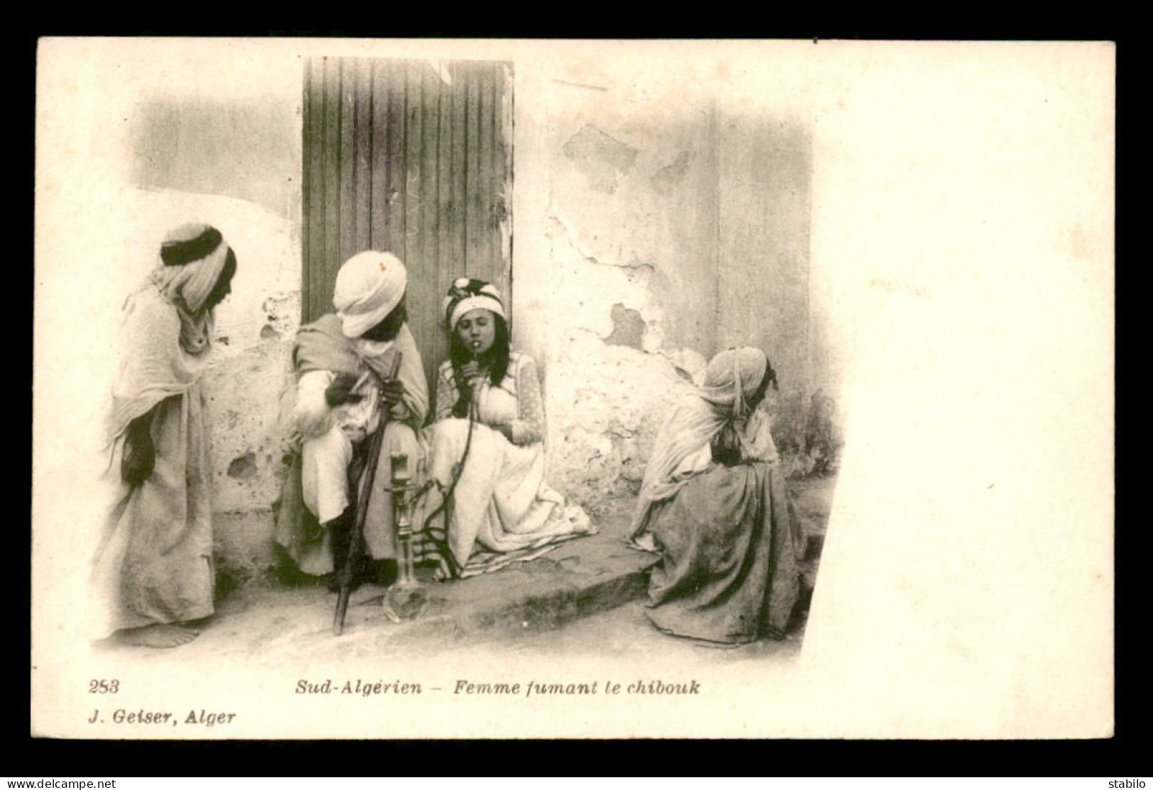 ALGERIE - EDITEUR GEISER CARTE PIONNIERE - FEMME FUMANT LE CHIBOUK - Scènes & Types