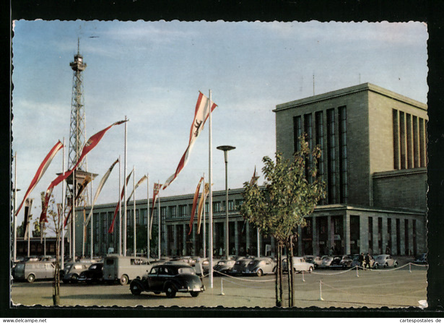 AK Berlin, Funkturm Und Ausstellungsgelände, Blick über Den Parkplatz Vor Den Messehallen  - Autres & Non Classés