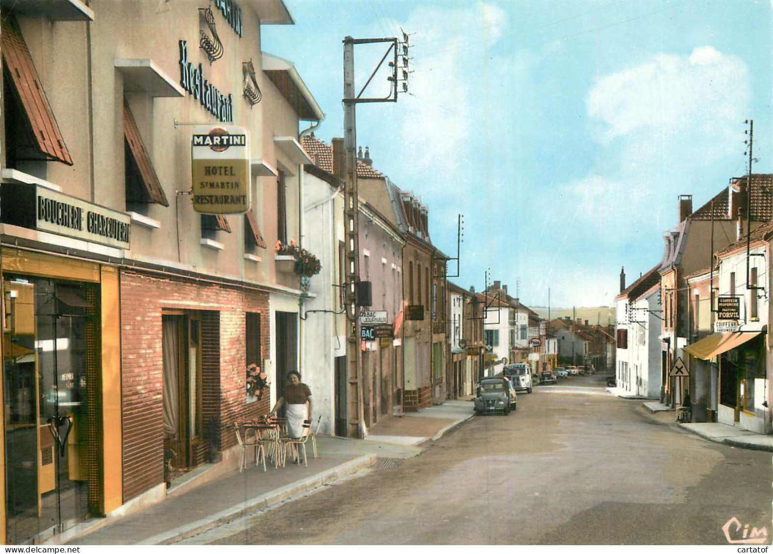 SAINT MARTIN D'ESTREAUX . Rue Du Commerce . ( Devant Hôtel St-Martin ) - Autres & Non Classés