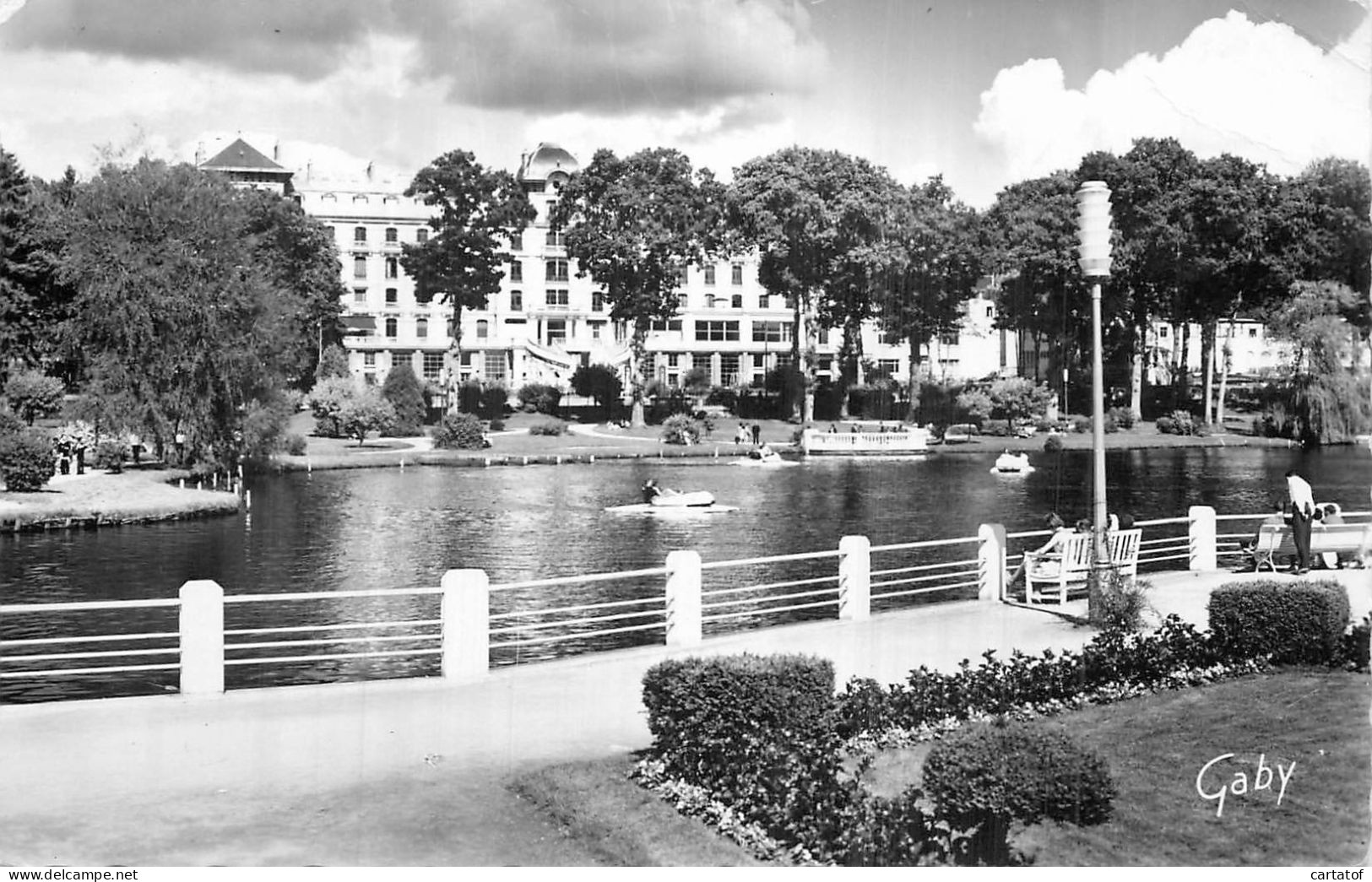 Station Thermale De BAGNOLES DE L'ORNE . Le Lac Et La Résidence Du Lac - Bagnoles De L'Orne