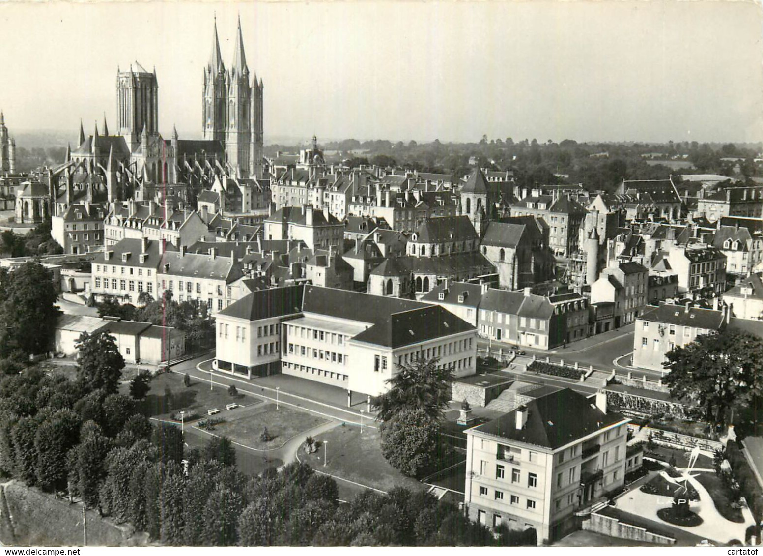 En Avion Au Dessus De COUTANCES . Sous Préfecture Et Palais De Justice - Coutances