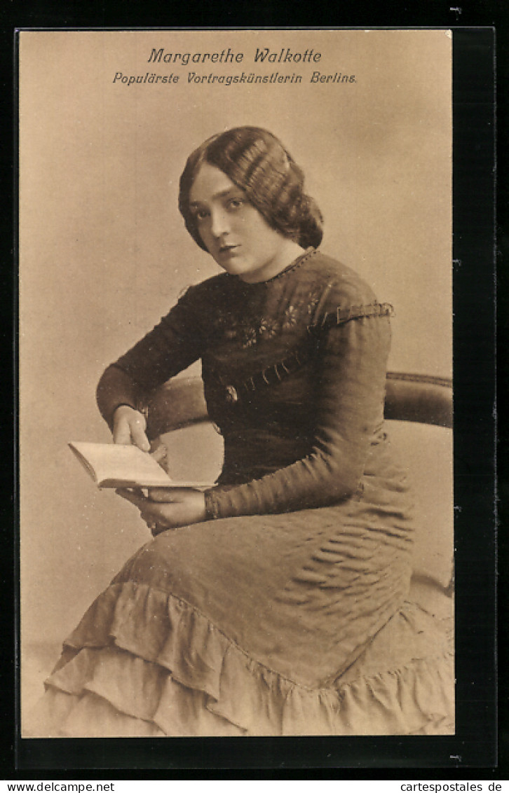 AK Berliner Vortragskünstlerin Margarethe Walkotte Mit Einem Buch In Der Hand  - Music And Musicians