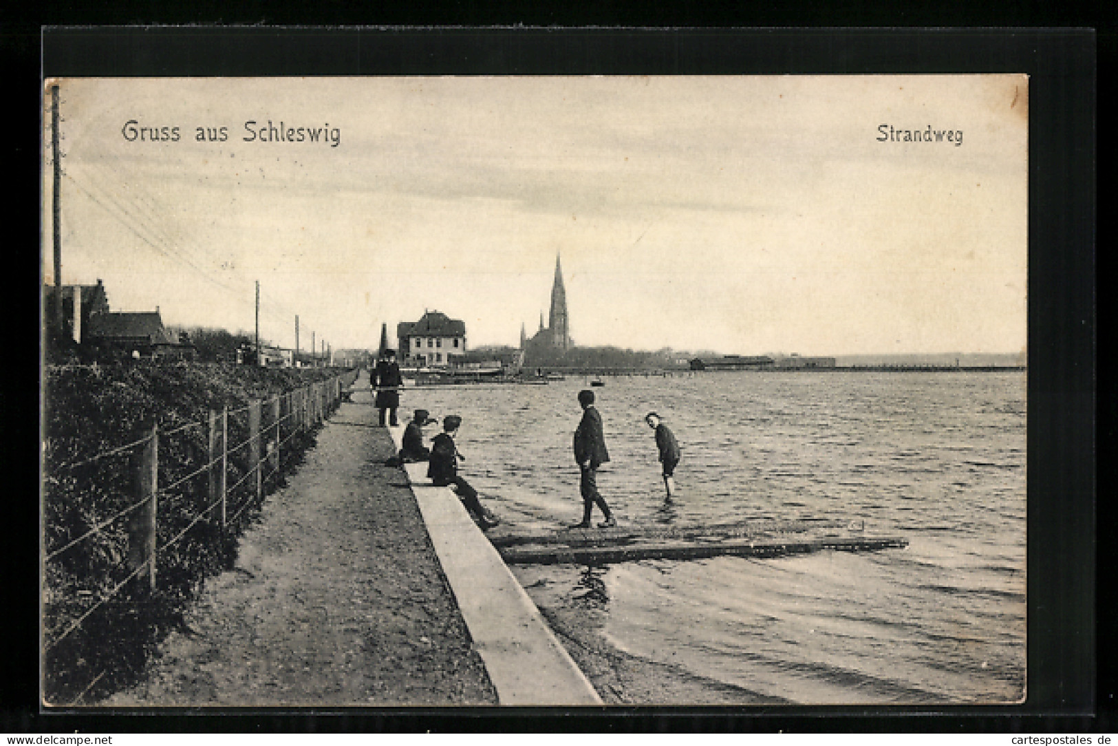 AK Schleswig, Strandweg Mit Passanten  - Schleswig