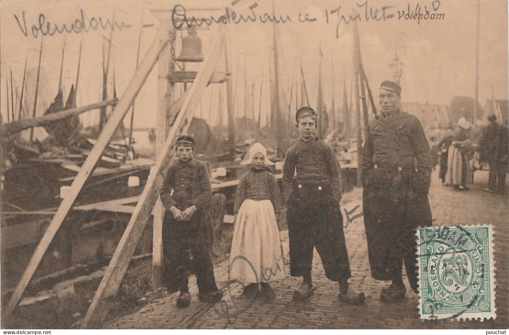 C17- VOLENDAM (PAYS BAS) LE PORT - LES QUAIS - TRES ANIMEE -  EN  1910  - ( 2 SCANS ) - Volendam