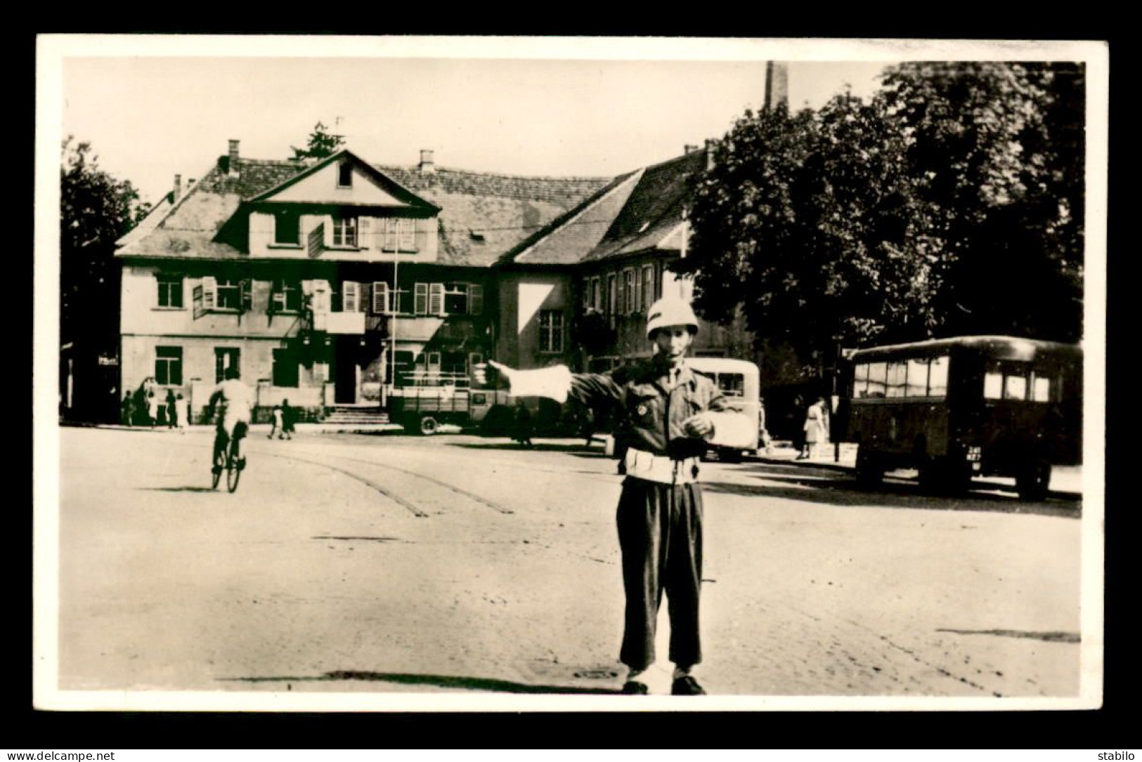 ALLEMAGNE - KEHL - PLACE DE LA MAIRIE - SOLDAT FRANCAIS FAISANT LA CIRCULATION - Kehl