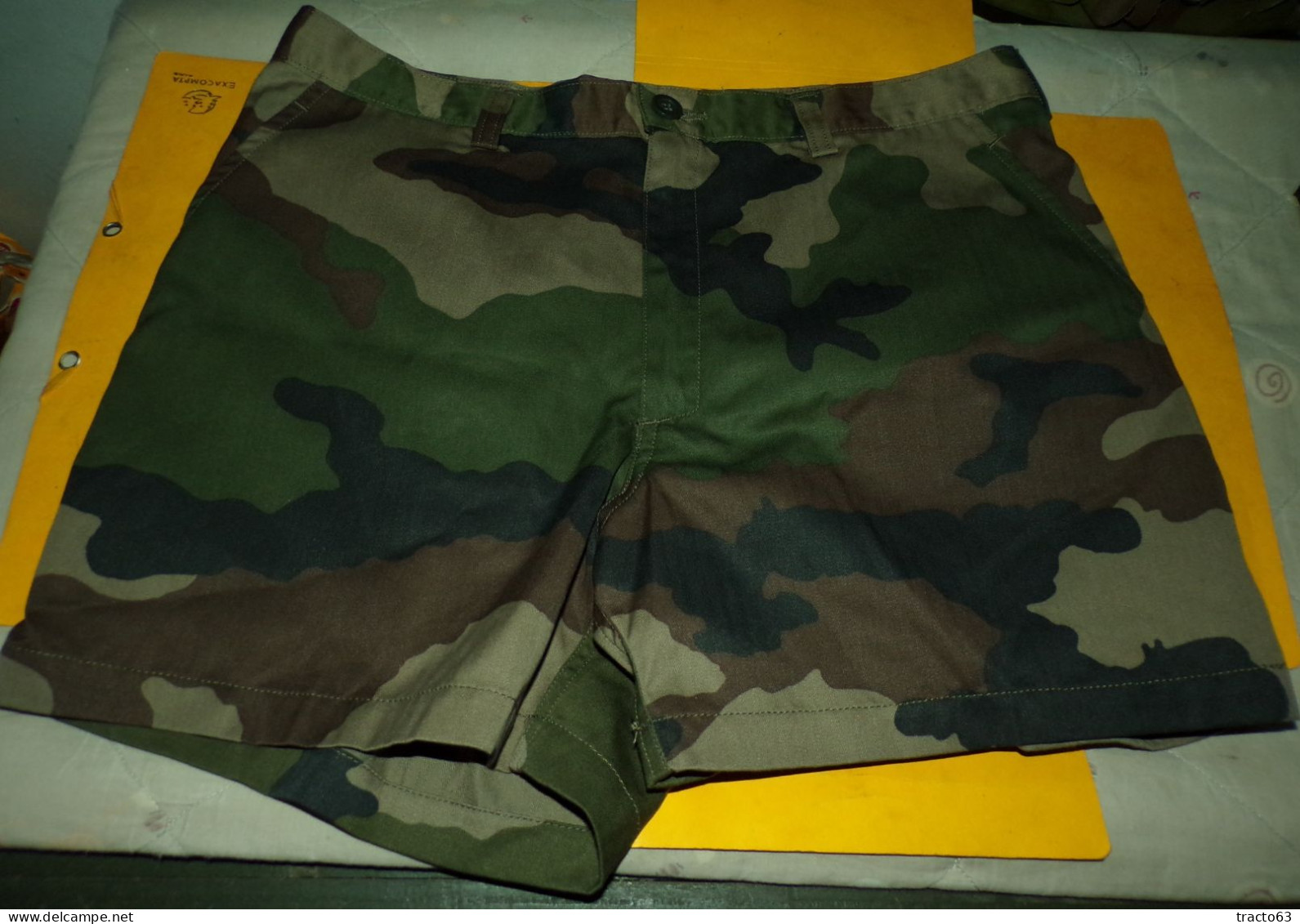 SHORT CAMOUFLE DE TYPE COMBAT DE L'ARMEE FRANCAISE , 2 POCHES SUR LES COTES , TAILLE L SOIT 44 OU 88 CM DE TOUR DE CEINT - Equipement