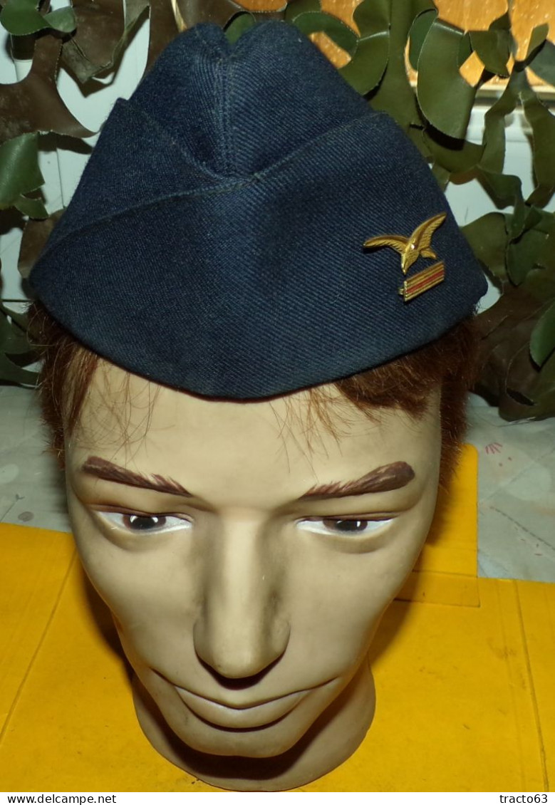 CALOT AVEC CHAROGNARD ET GRADE POUR  MILITAIRE DE L'ARMEE DE L'AIR  FRANCAISE , TAILLE MEDIUM 54 ,BON ETAT VOIR PHOTOS . - Casques & Coiffures