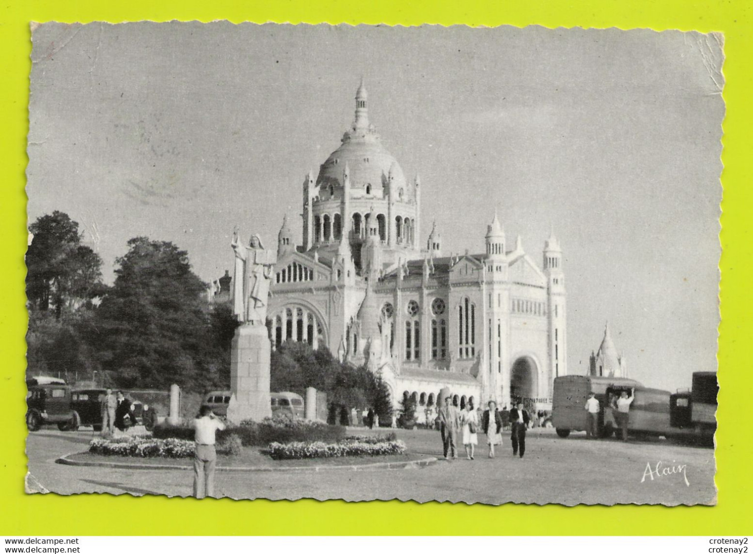 14 LISIEUX N°11 Statue Sainte Thérèse Basilique Car Autocar BUS Ancien Autos Marque ? Tube Citroën Camion VOIR DOS - Lisieux