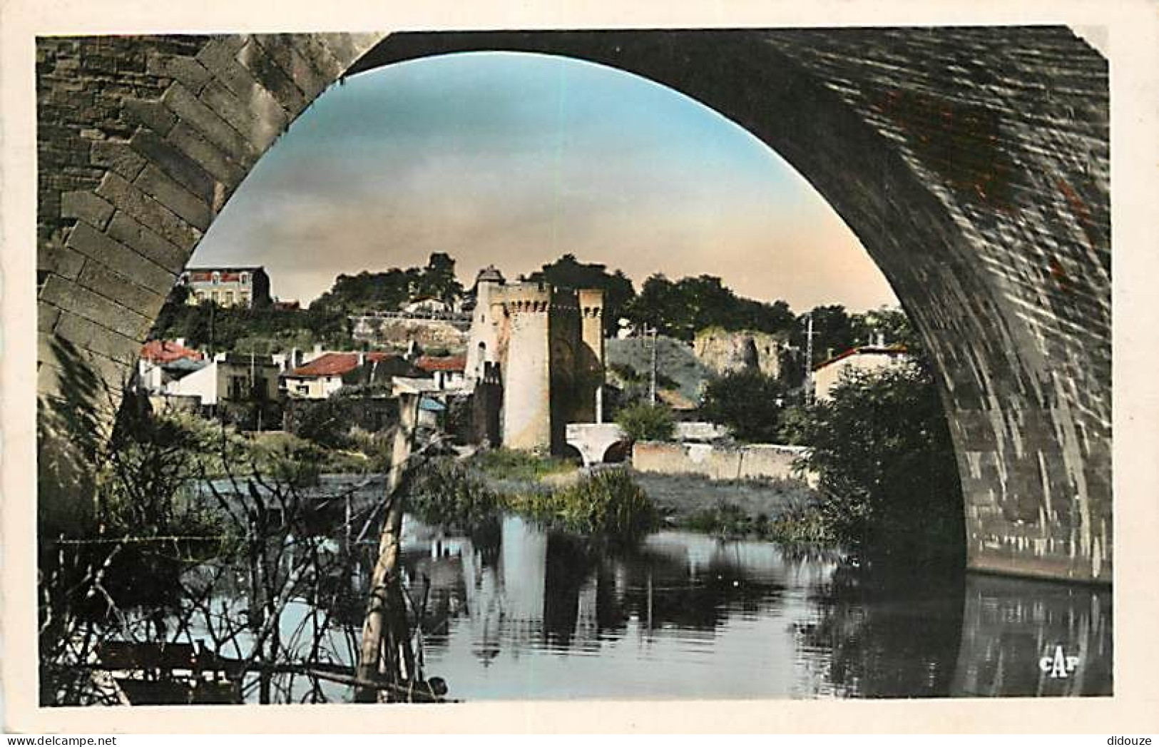 79 - Parthenay - La Tour Saint-Jacques Vue Du Pont Neuf - Voir Timbre - CPM - Voir Scans Recto-Verso - Parthenay