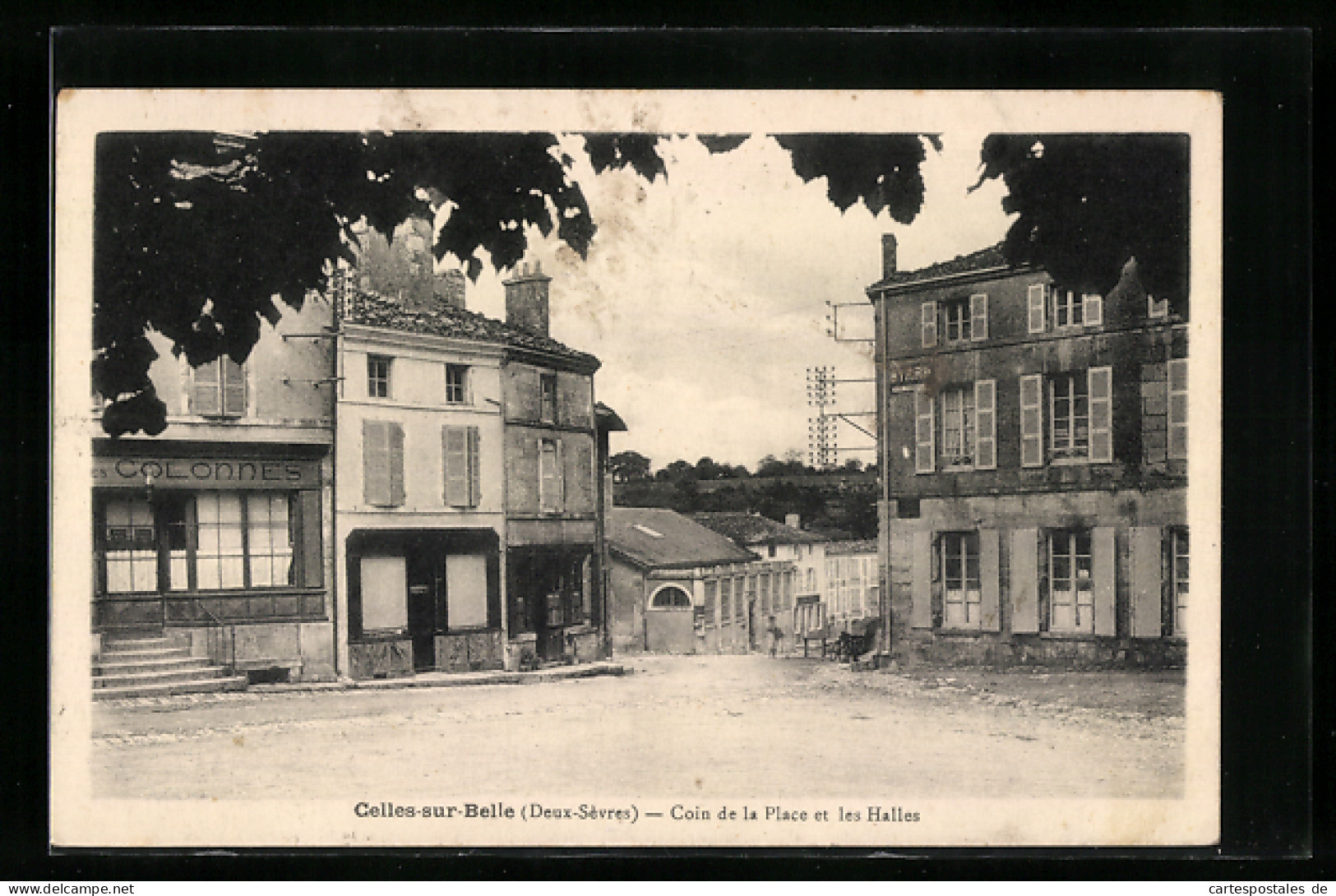 CPA Celles-sur-Belle, Coin De La Place Et Les Halles  - Celles-sur-Belle