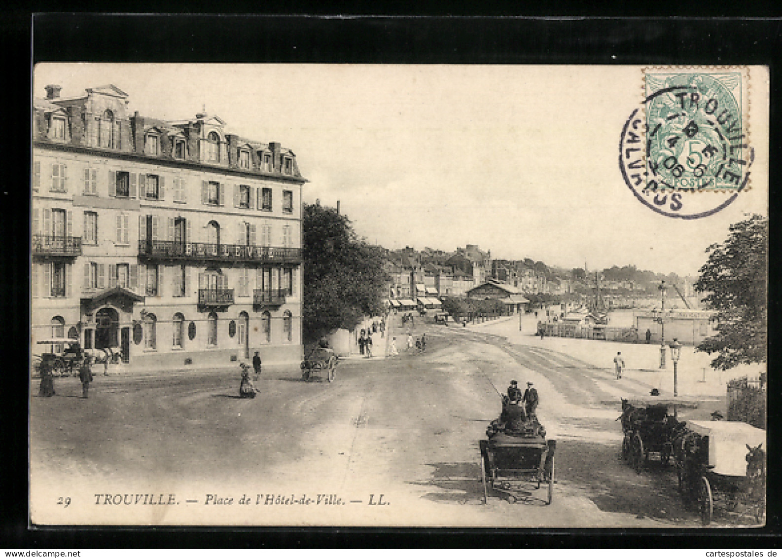 CPA Trouville, Place De L`Hôtel-de-Ville  - Trouville