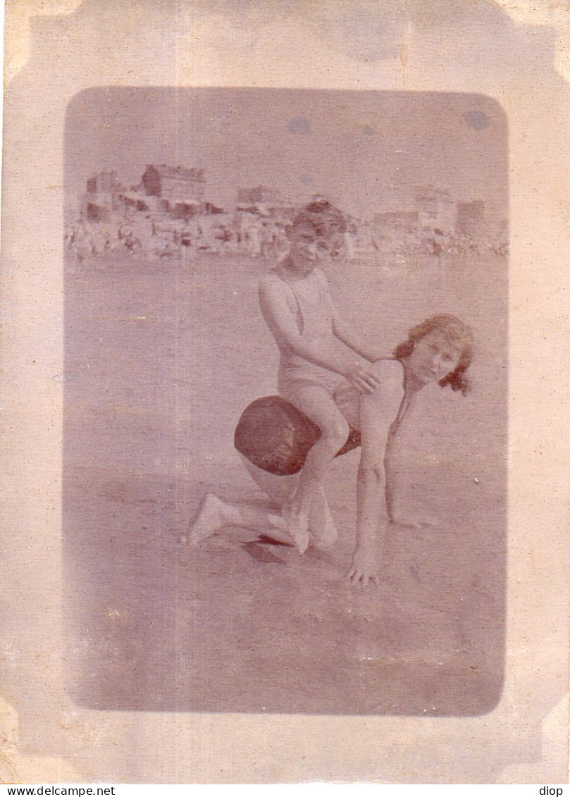 Photographie Vintage Photo Snapshot Dr&ocirc;le Gag Funny Plage Maillot Bain - Lieux