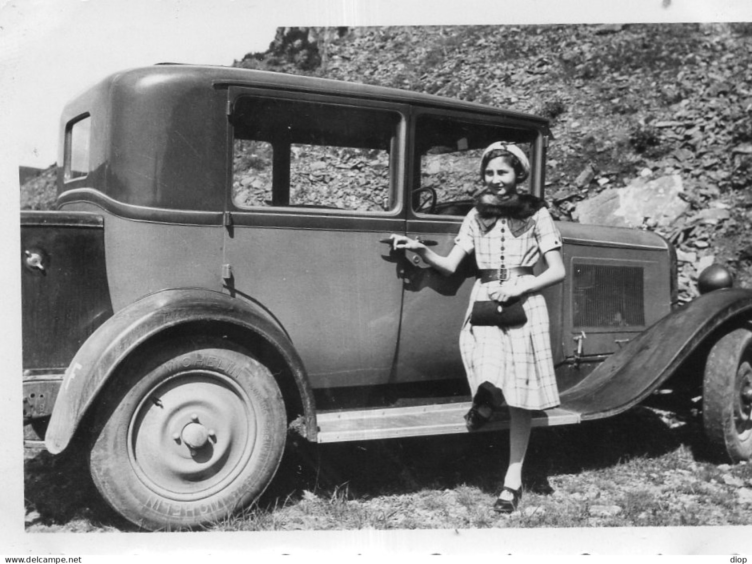 Photographie Vintage Photo Snapshot Automobile Voiture Car Auto Femme Vergisson - Cars