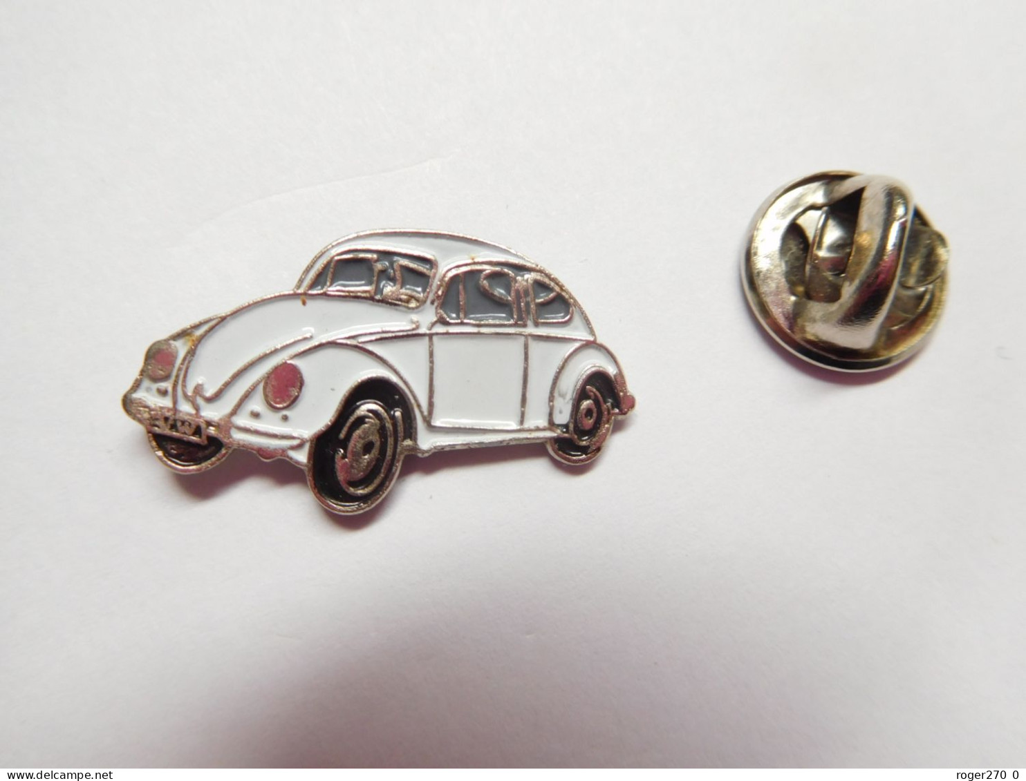 Beau Pin's , Auto VW Volkswagen Coccinelle , Blanche Sur Fond Argent Lisse , Dimensions : 15X25 Mm - Volkswagen