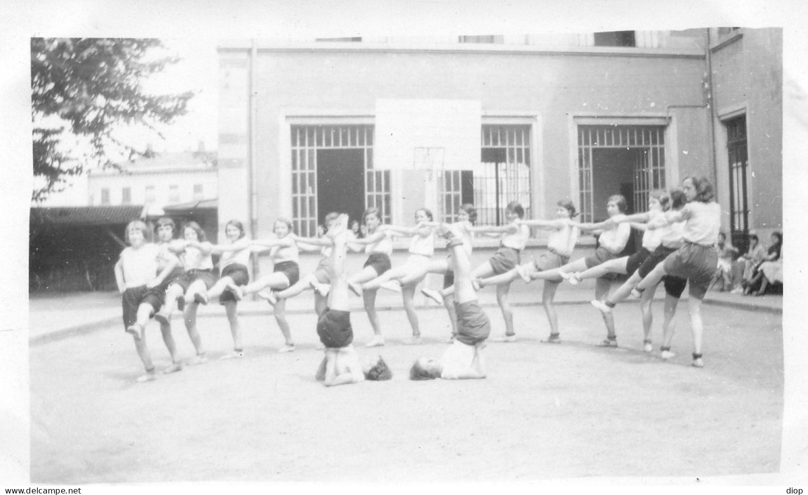 Photographie Vintage Photo Snapshot Gymnastique &eacute;cole Short &eacute;quilibre - Andere & Zonder Classificatie