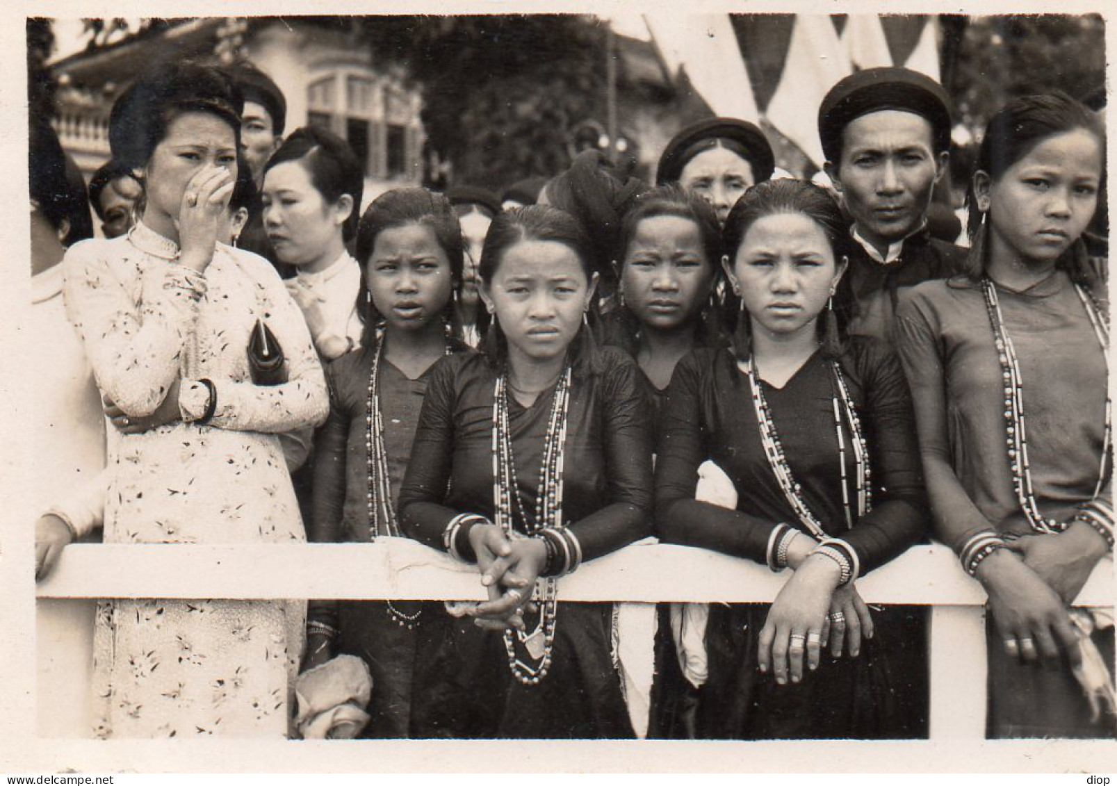 Photographie Vintage Photo Snapshot Asie Sud Est Indochine Mode Fashion Bijou - Places