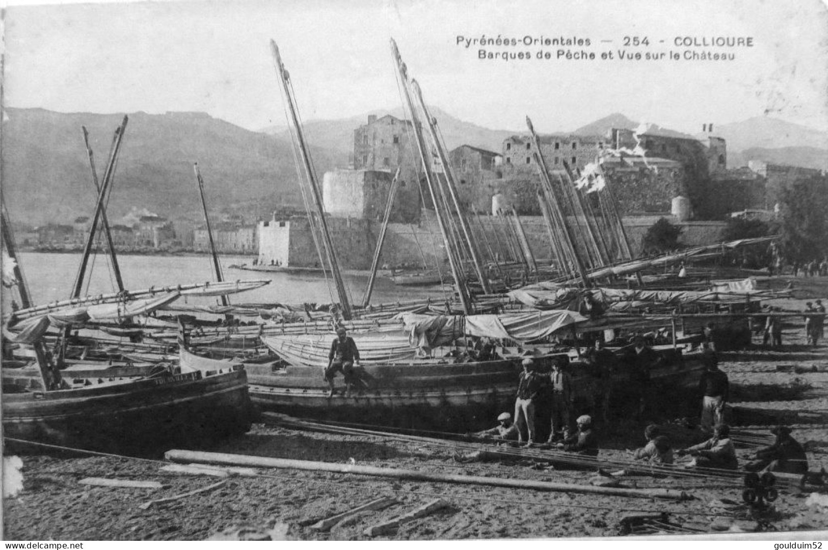 Barques De Pèche Et Vue Sur Le Chateau - Collioure