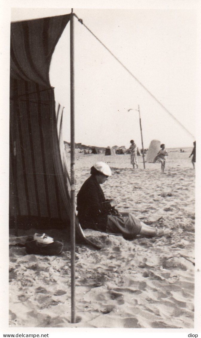 Photographie Vintage Photo Snapshot Plage Beach Mode Chapeau Cabine Bain Rayures - Orte