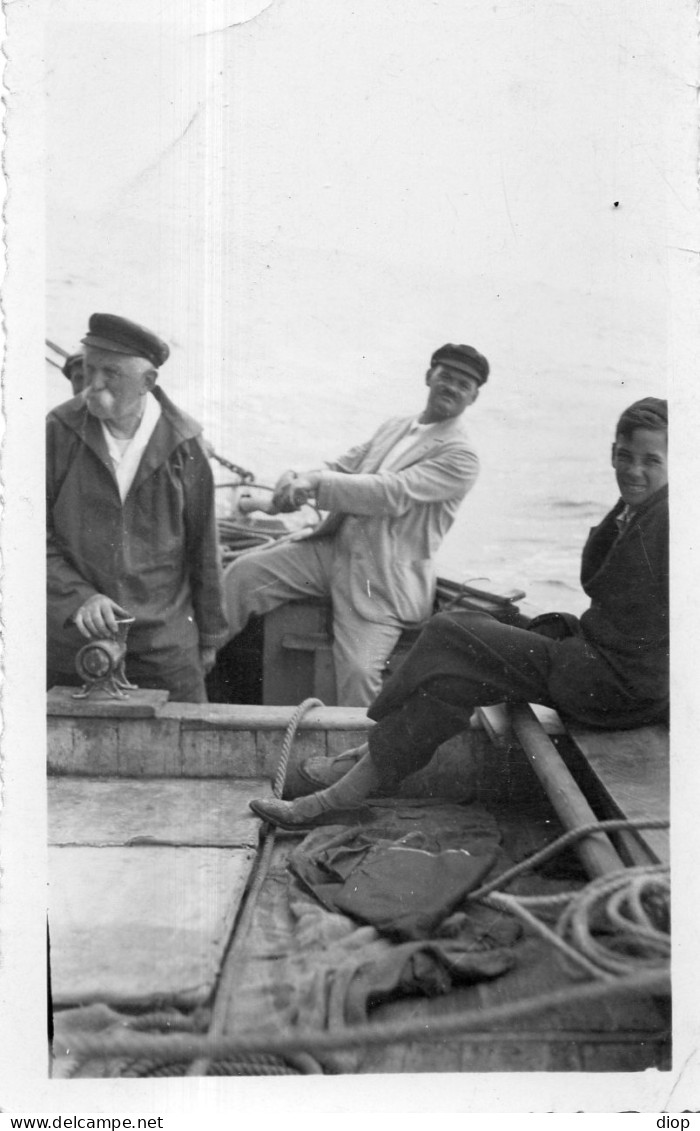 Photographie Vintage Photo Snapshot P&ecirc;che Poisson Marine P&ecirc;cheur Bateau - Boats