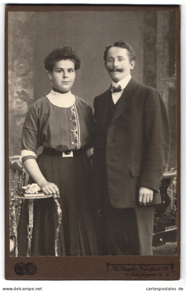 Fotografie H. Bogler, Frankfurt A. M., Schäfergasse 17, Junges Paar In Modischer Kleidung  - Anonymous Persons