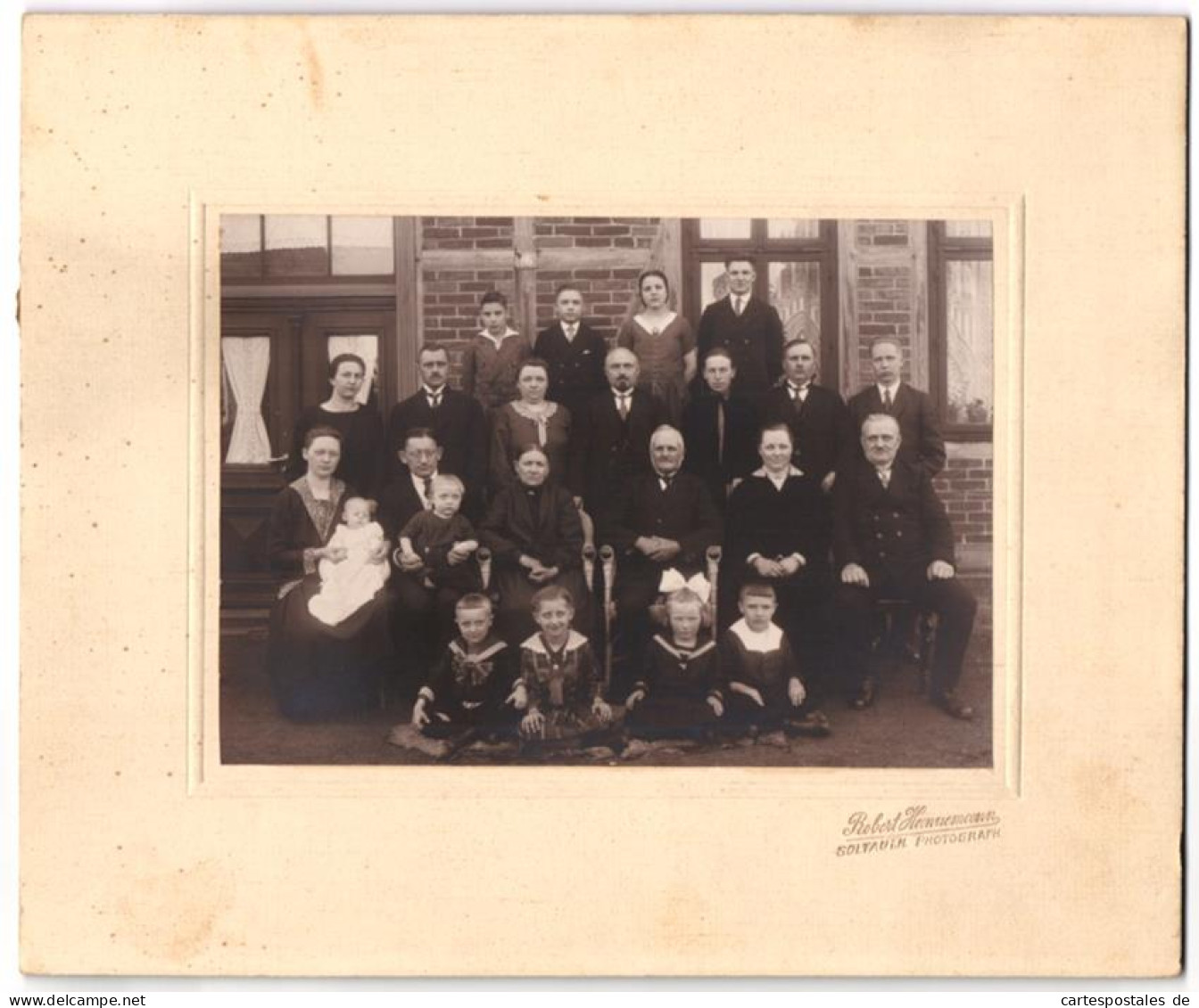 Fotografie Robert Hannemann, Soltau I. H., Ansicht Soltau I. H., Familienfoto Vor Dem Wohnhaus Birkenstrasse, 1928  - Lieux