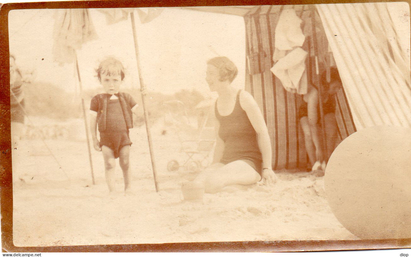 Photographie Vintage Photo Snapshot Plage Beach Mode Chapeau Cabine Bain Rayures - Lieux