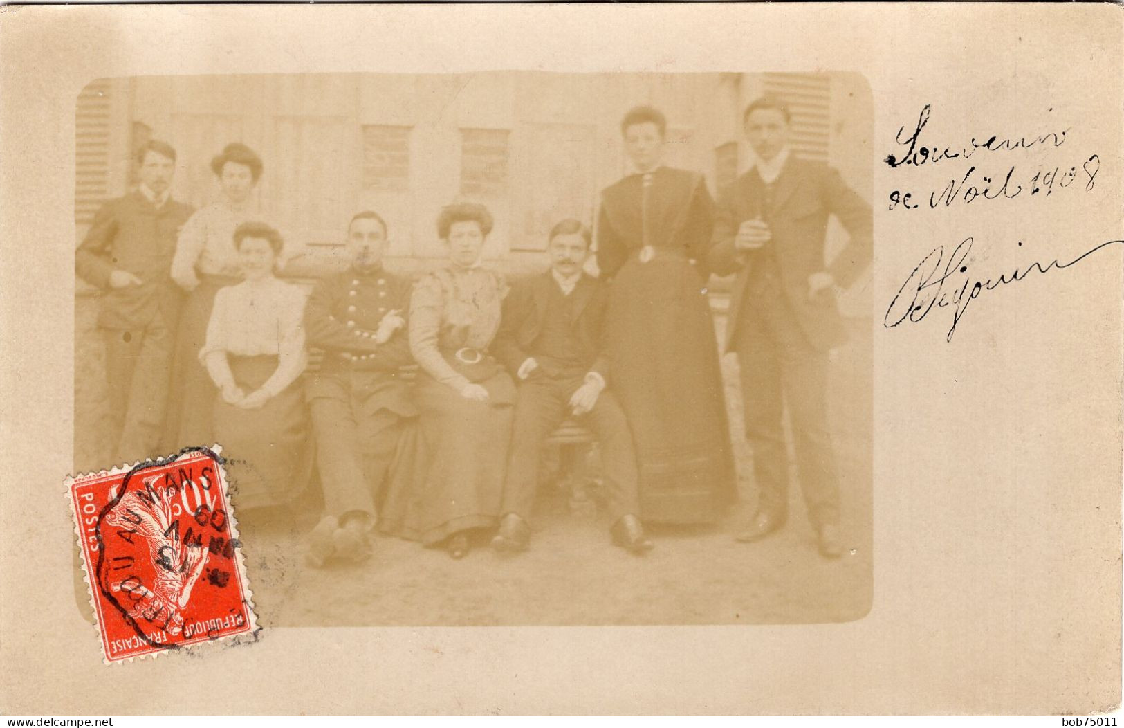 Carte Photo D'une Famille élégante Avec Un Militaire Francais Posant Devant Leurs Maison En 1908 - Personnes Anonymes