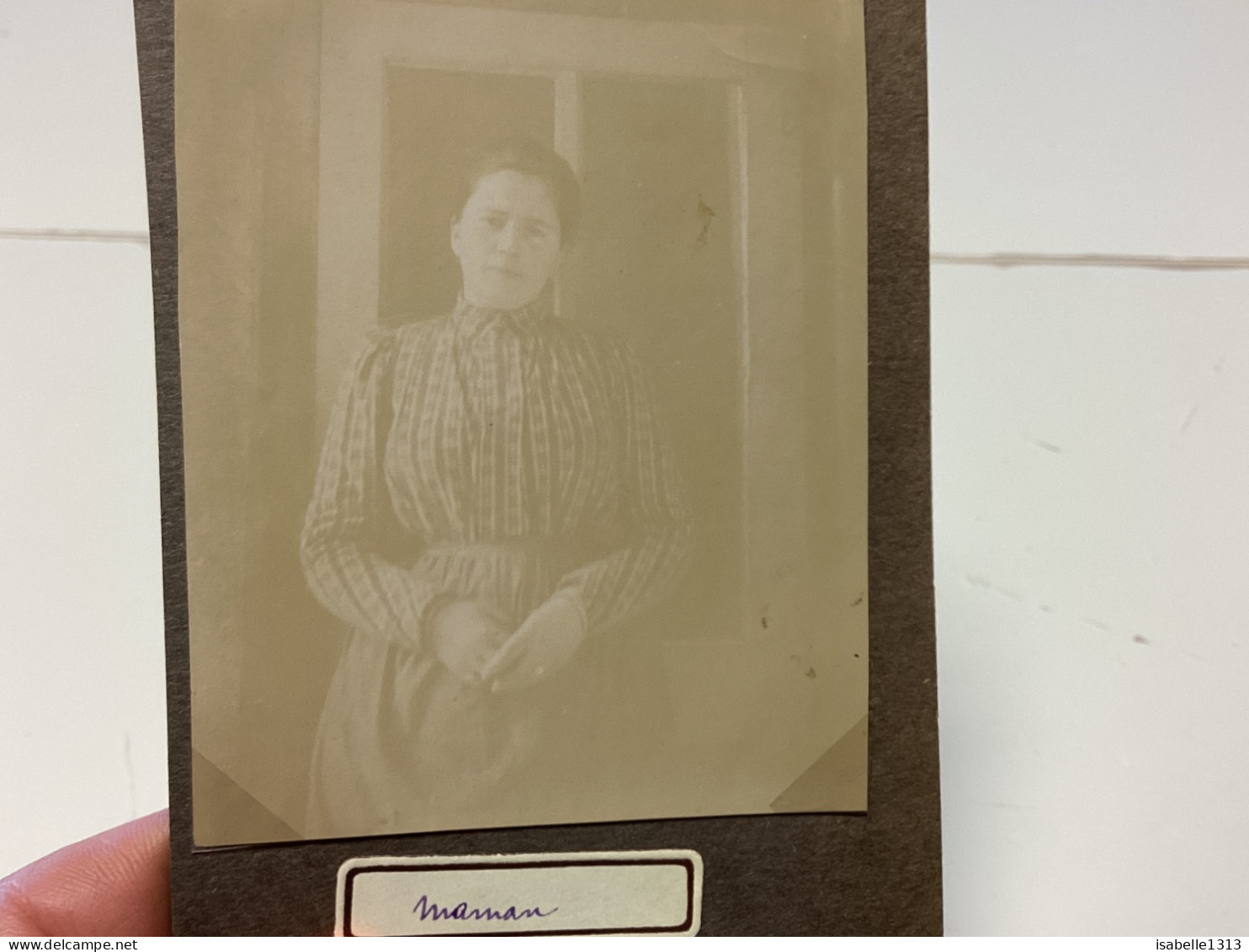 Photo  Snapshot 1920  71-BOURDON-LANCY Photo De Maman Devant La Porte De La Cuisine En Tablier Femme - Anonymous Persons