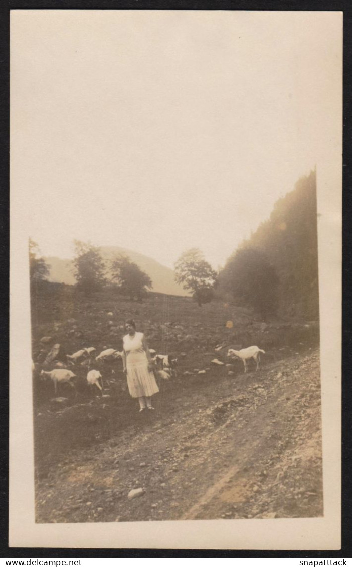 Jolie Photographie D'une Femme Dans La Nature Dans Le Haut Rhin, Villes à Déchiffrer Au Verso, 1930, 11,6x7,2cm - Lieux