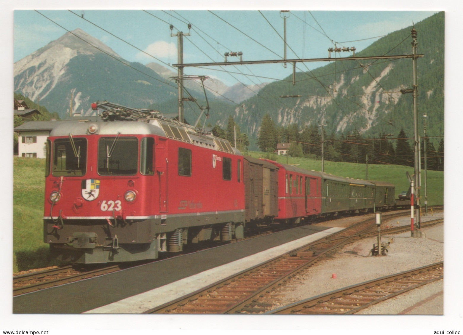 CHEMINS DE FER RHETIQUES : LE TRAIN 562 ST.MORITZ-COIRE ASSURÉ PAR LA Ge 4/4 II 623 ARRIVE EN GARE DE SURAVA - Trains