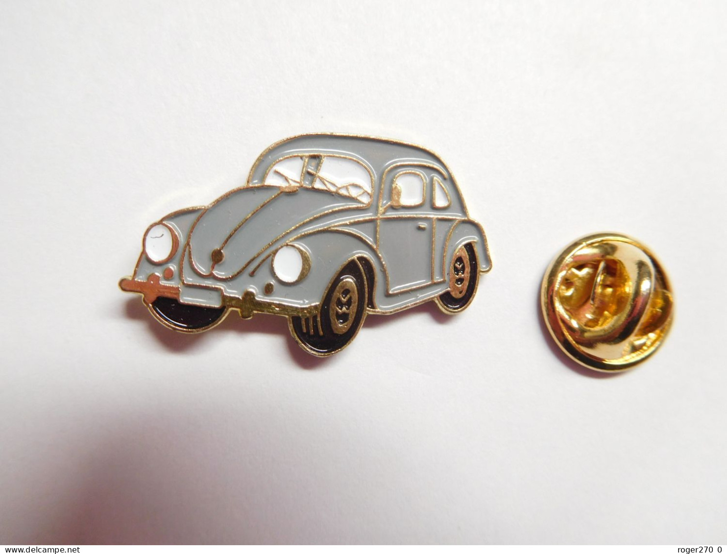 Beau Pin's , Auto VW Volkswagen Coccinelle , Grise  Sur Fond Doré , Signé CEC /ID PREMIER , Dimensions : 18X29 Mm - Volkswagen